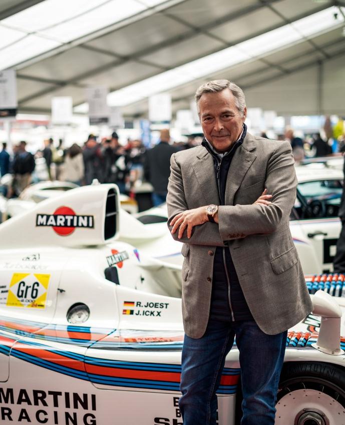 As the lover and collector of racing cars, the CEO of Chopard, Karl-Friedrich Scheufele takes part in the Mille Miglia every year. Therefore, the famous car and the luxury watch established deep friendship.
