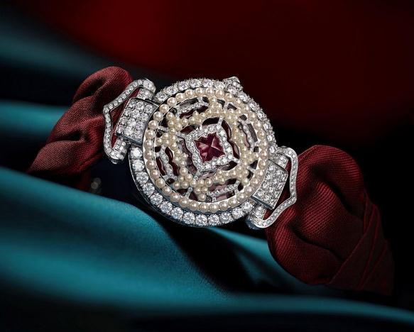 The white gold replica watches are decorated with diamonds and pearls.