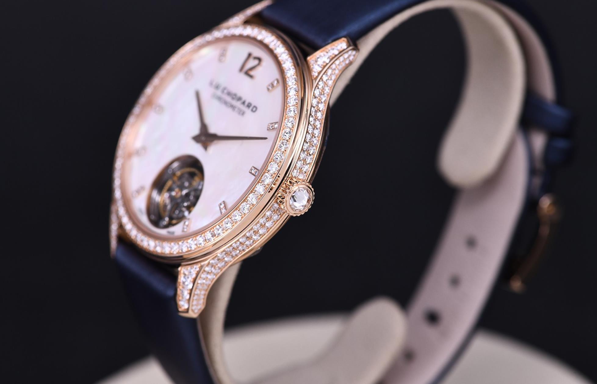 The 18k rose gold fake watch is decorated with diamonds.